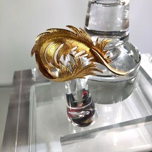 Vintage Women’s Gold Tone Brooch Pin